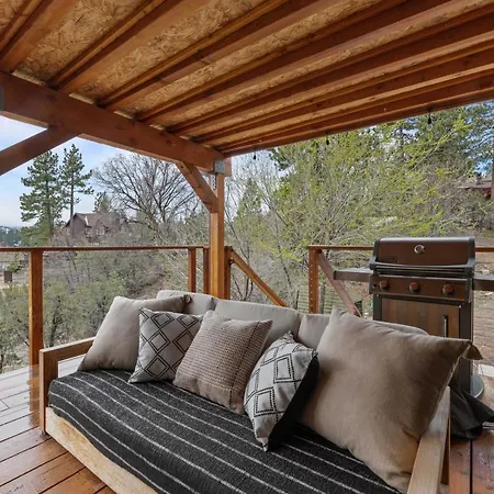 Enchanted Hideaway - Newly Remodeled With Hot Tub And Lake Views!